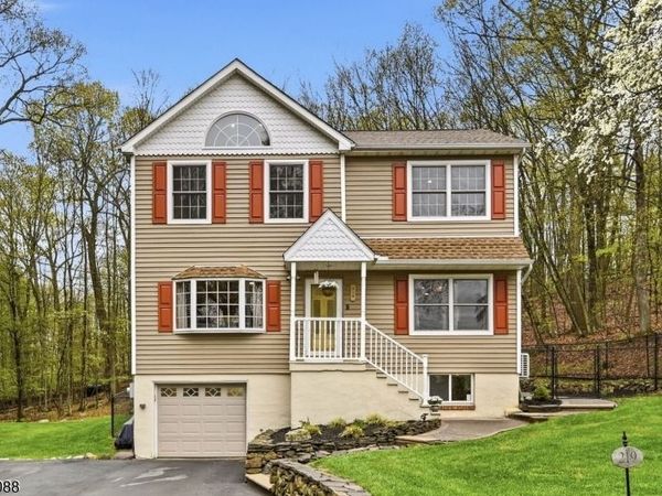 219 Snake Den Rd, Bloomingdale, NJ 07465