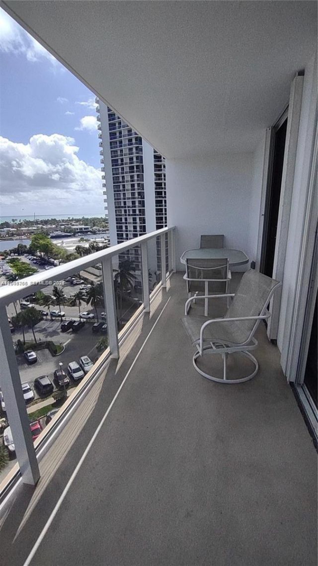 3731 N Country Club Dr, Unit 1129, Aventura, FL 33180 Photo