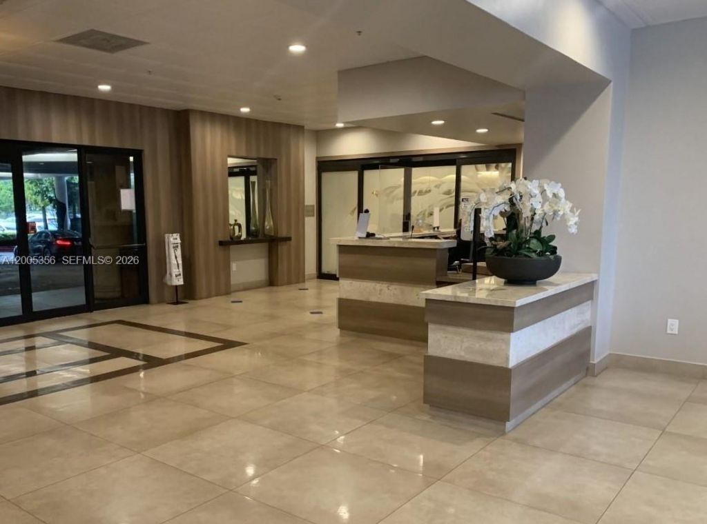 3731 N Country Club Dr, Unit 1129, Aventura, FL 33180 Photo