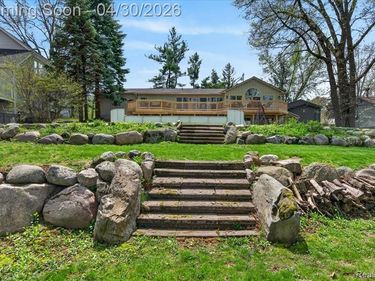 3945 N Vanstone Drive, Commerce Twp, MI 48382