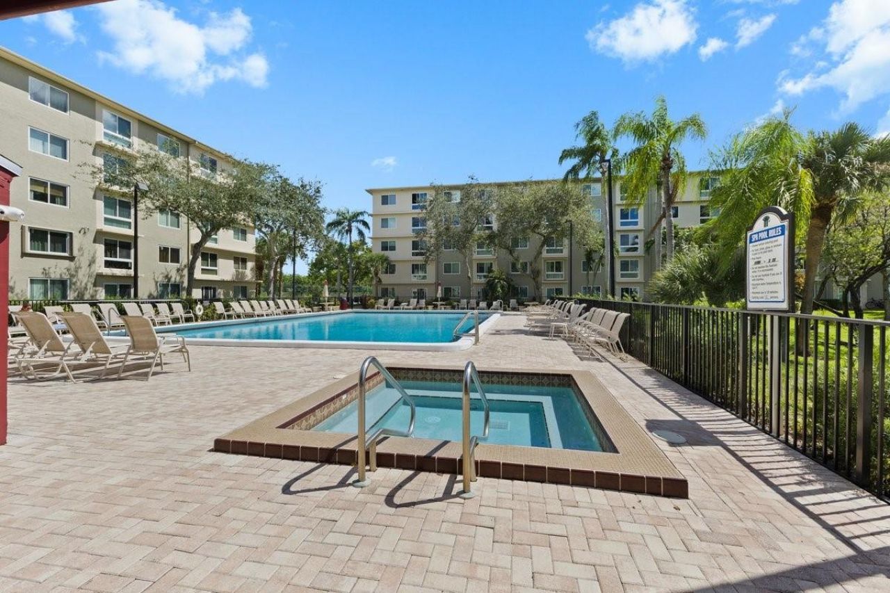 2106 S Cypress Bend Drive, Unit 506, Pompano Beach, FL 33069 Photo