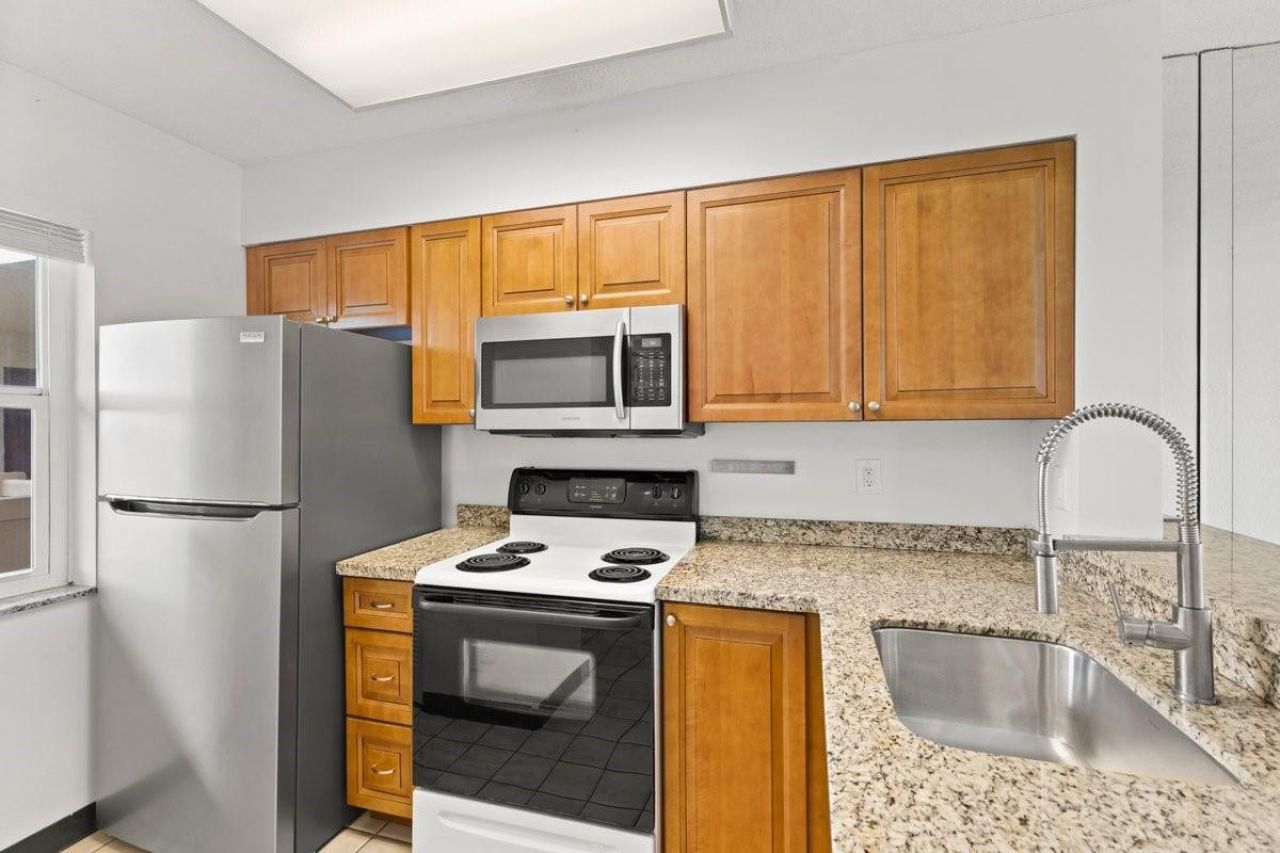 2106 S Cypress Bend Drive, Unit 506, Pompano Beach, FL 33069 Photo