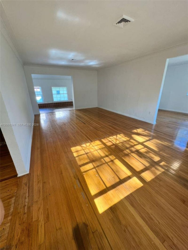 4582 Royal Palm Ave, Miami Beach, FL 33140 Photo