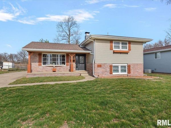 2721 DELAWARE Drive, Springfield, IL 62702