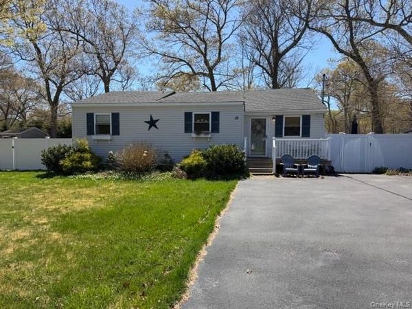 10 Hollingsworth Place , Centereach, NY 11720