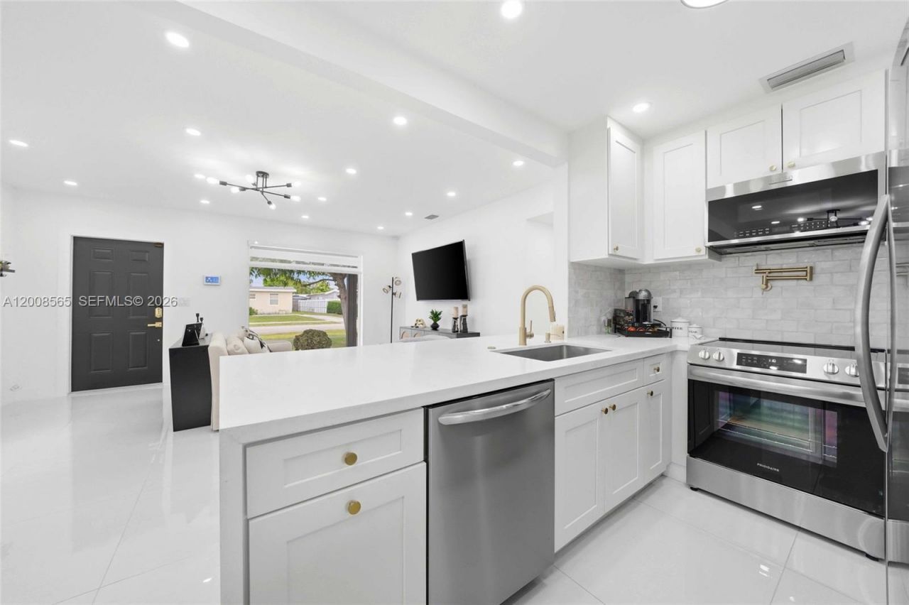 10860 SW 40th Ter, Miami, FL 33165 Photo