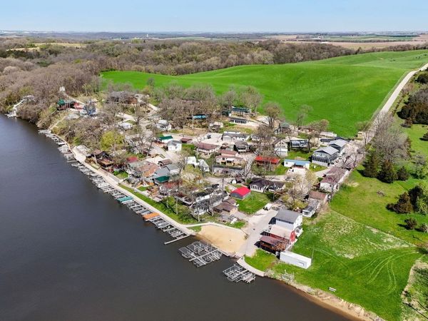 21686 257 Street, Delhi, IA 52223