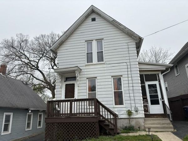 32 Daniels Avenue , Elgin, IL 60120