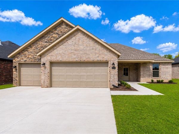 2104 N Dagan Street, Siloam Springs, AR 72761