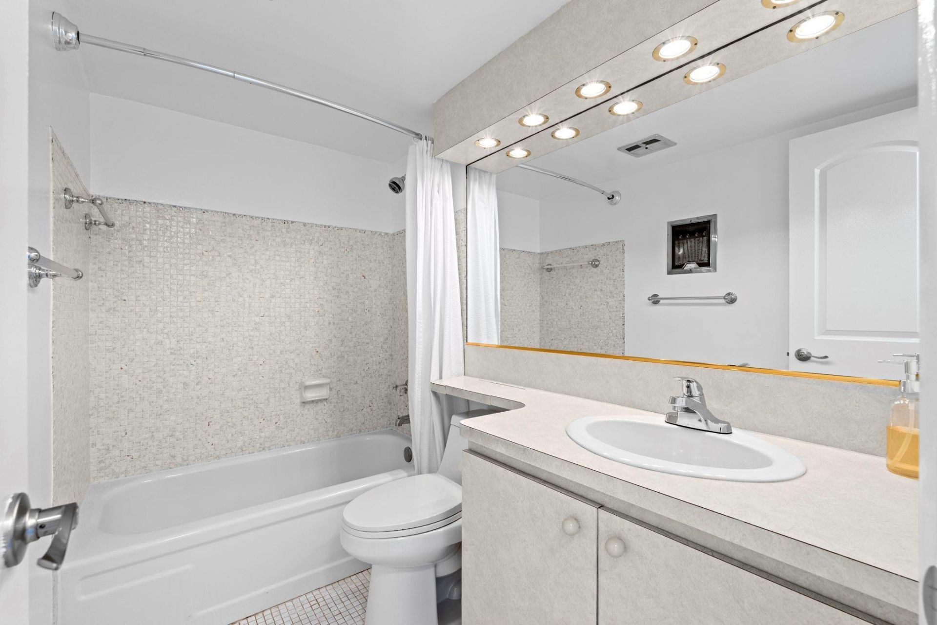581 Blue Heron Drive, Unit 317-b, Hallandale Beach, FL 33009 Photo