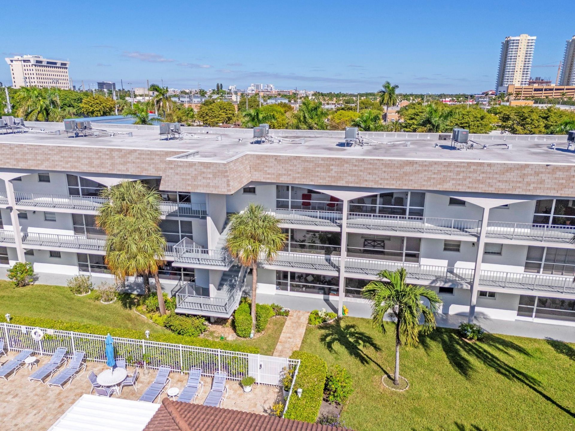 581 Blue Heron Drive, Unit 317-b, Hallandale Beach, FL 33009 Photo