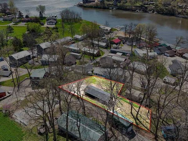 21686 257 Street, Delhi, IA 52223