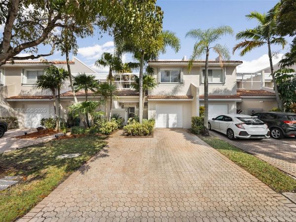 10233 NW 52nd Ln , Doral, FL 33178