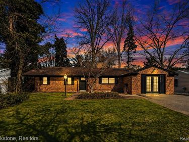 16046 W 13 Mile Road , Beverly Hills Vlg, MI 48025