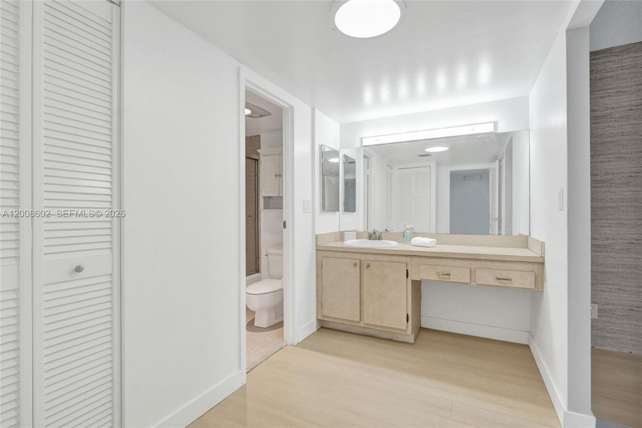100 Bayview Dr , Unit 603, Sunny Isles Beach, FL 33160 Photo