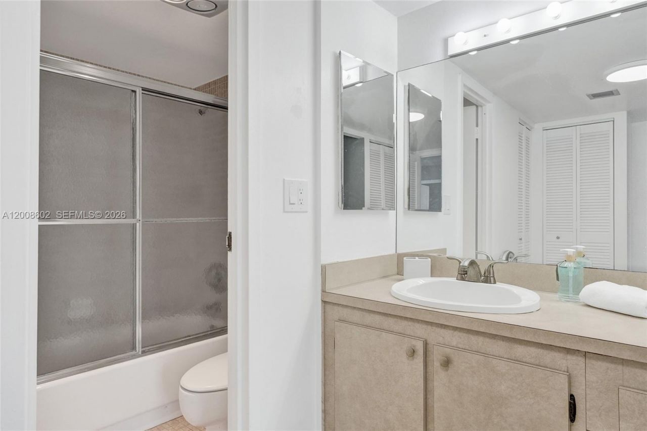 100 Bayview Dr , Unit 603, Sunny Isles Beach, FL 33160 Photo