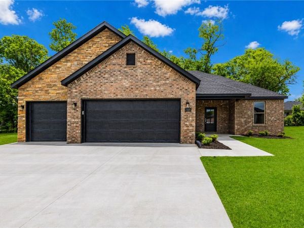 2101 N Dagan Street , Siloam Springs, AR 72761