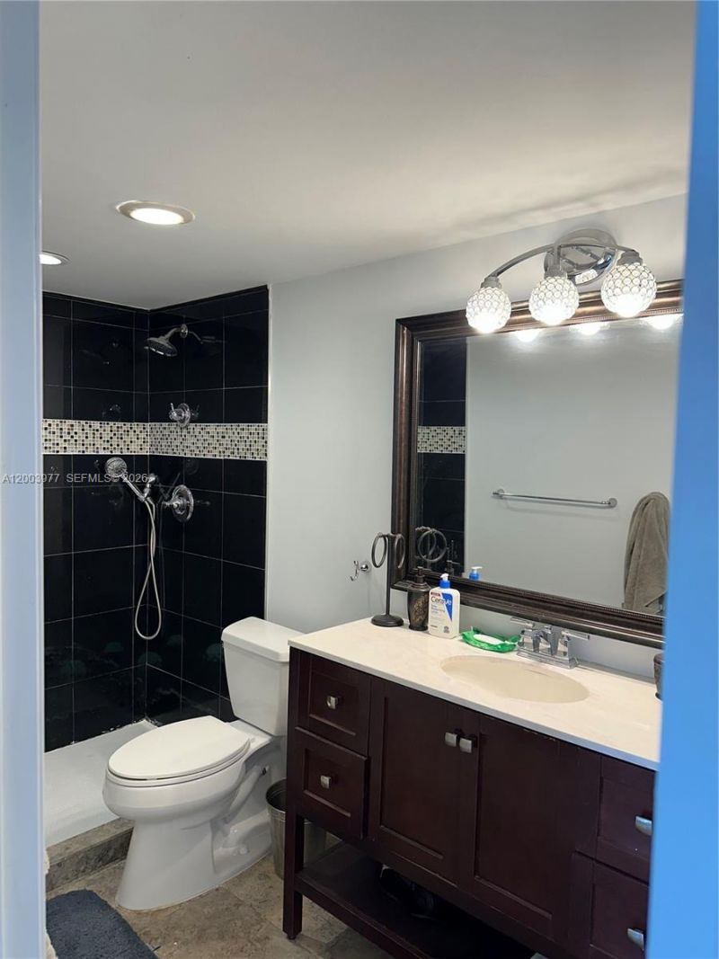 427 Golden Isles Dr , Unit 14E, Hallandale Beach, FL 33009 Photo