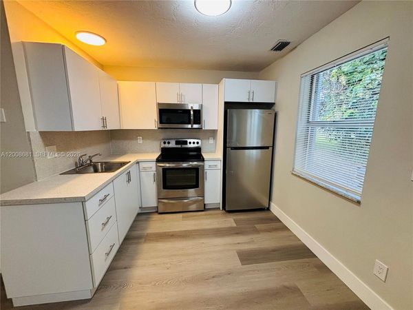 1005 SW 8th St, Unit D, Hallandale Beach, FL 33009