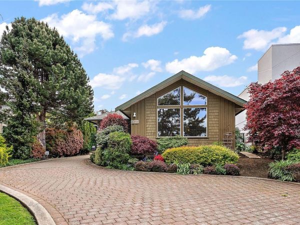 9675 First St , Unit 1, Sidney, BC V8L 3C8