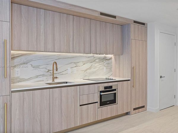 77 SE 5th St., Unit 1510, Miami, FL 33131