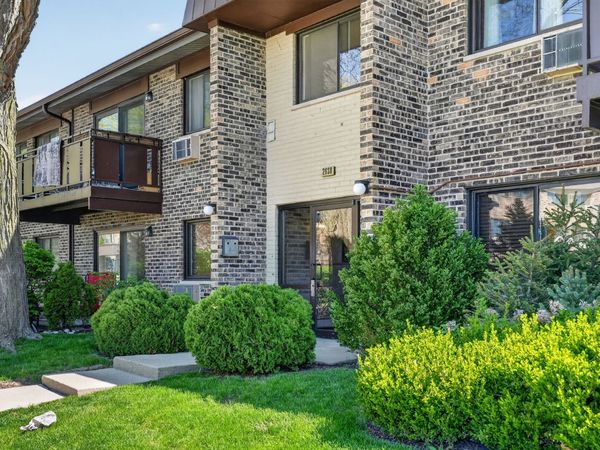 2638 N WINDSOR Drive, Unit 102, Arlington Heights, IL 60004