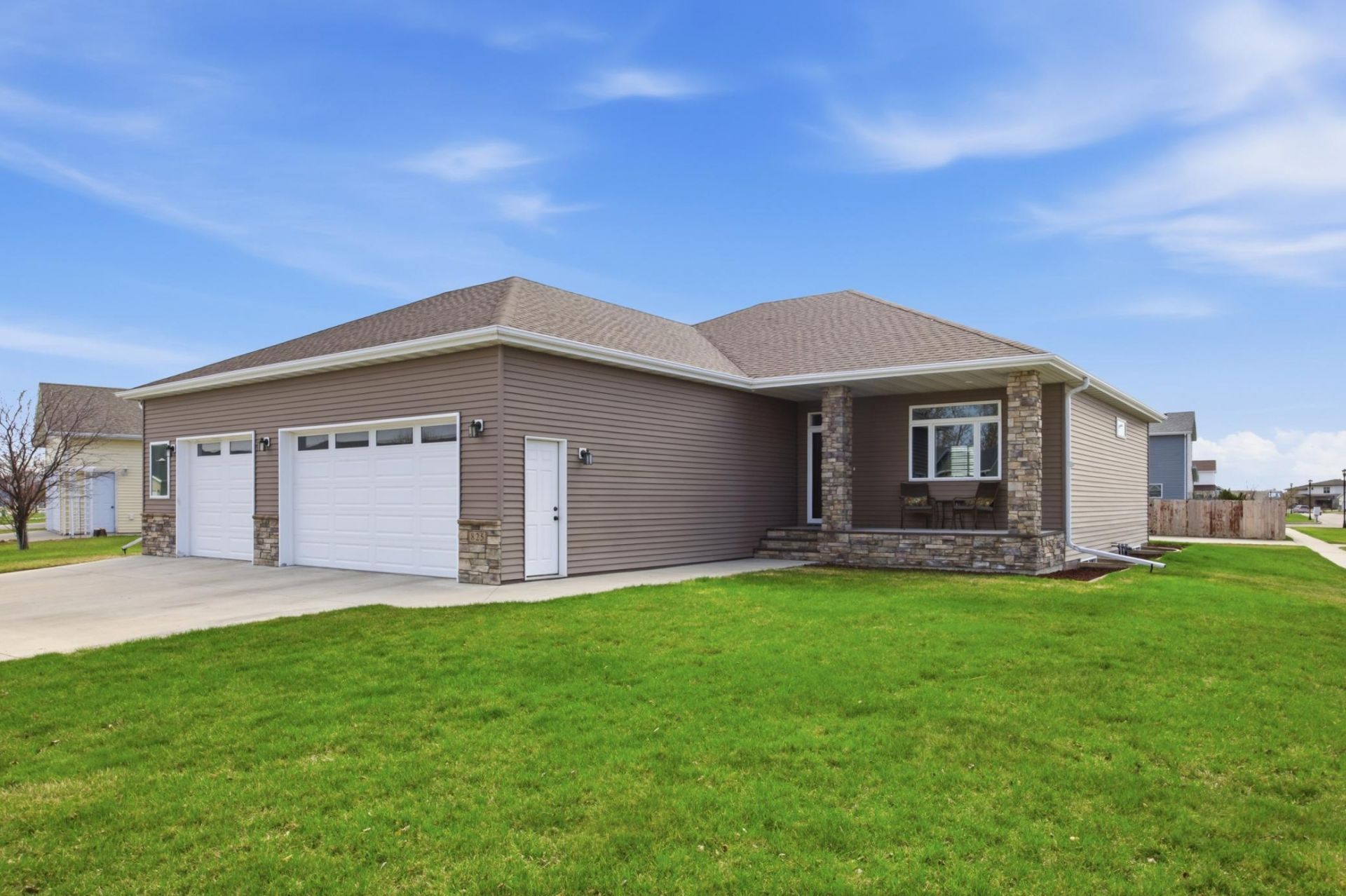 825 18th Avenue W primary photo