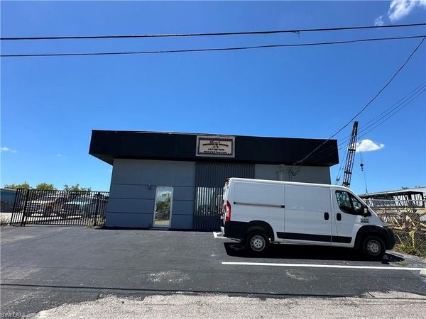 912 SE 8th PL , CAPE CORAL, FL 33990