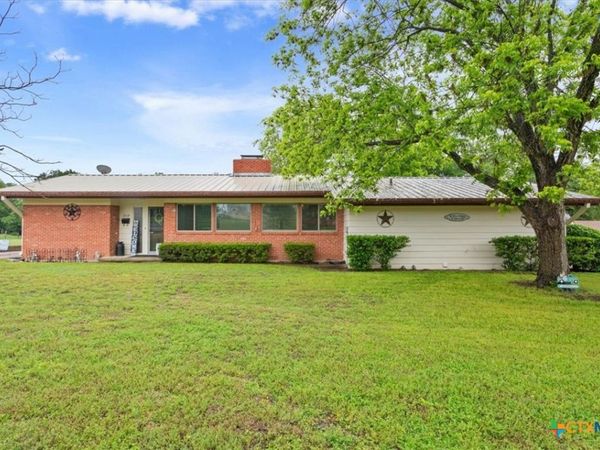 210 E Leon Street , Gatesville, TX 76528