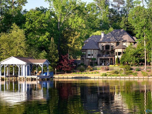 76 Cloister Lane, Scottsboro, AL 35769