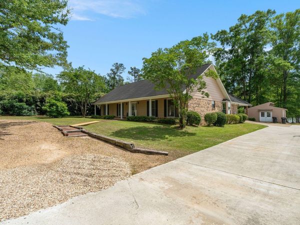 429 Buccaneer Dr., Hattiesburg, MS 39402