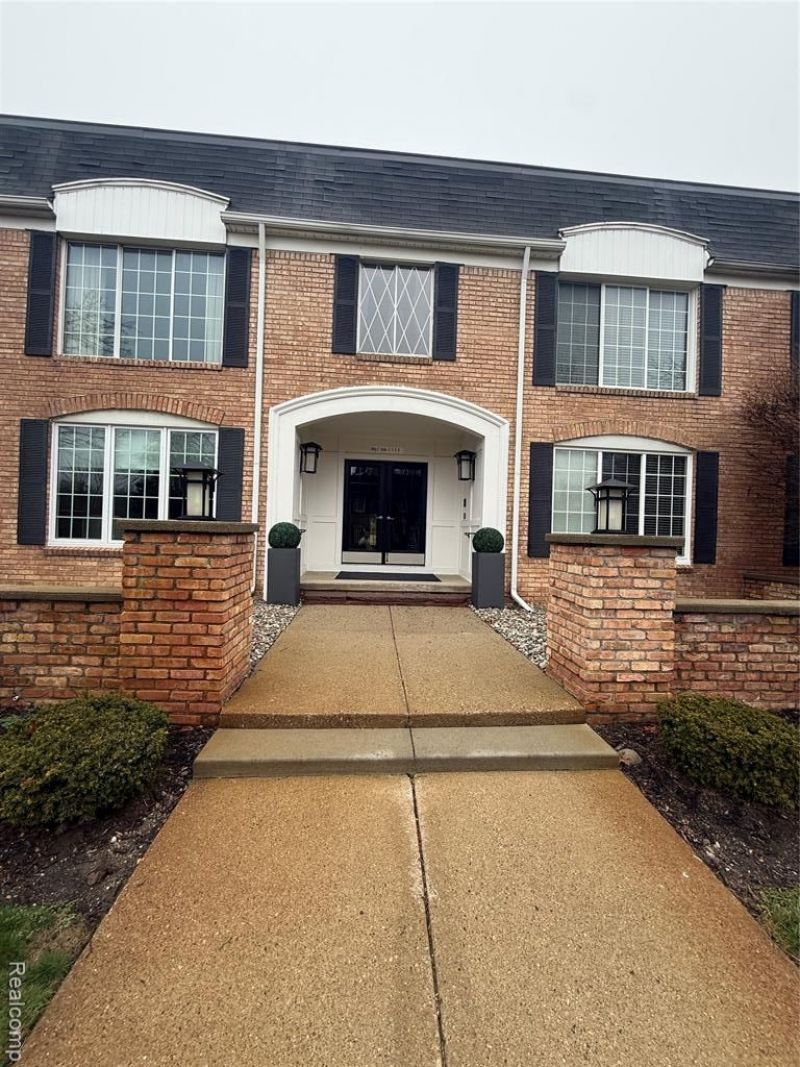 150 E Long Lake Road , Bloomfield Township, MI 48304 Main Photo