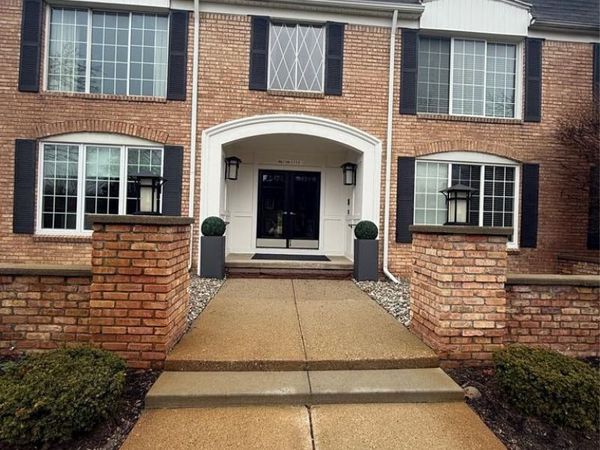 150 E Long Lake Road , Bloomfield Twp, MI 48304