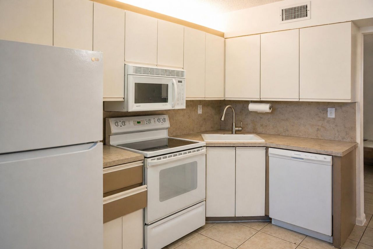5910 Morningstar Circle, Unit 202, Delray Beach, FL 33484 Photo
