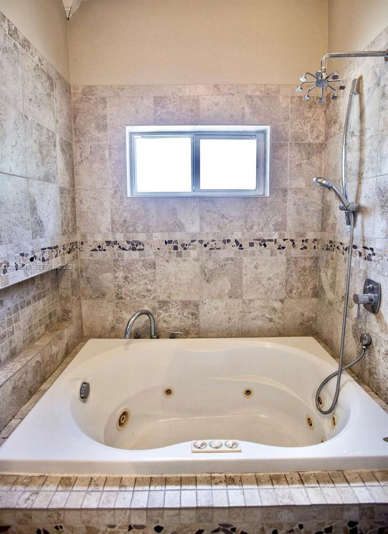 19960 Highland Lakes Blvd, Miami, FL 33179 Photo