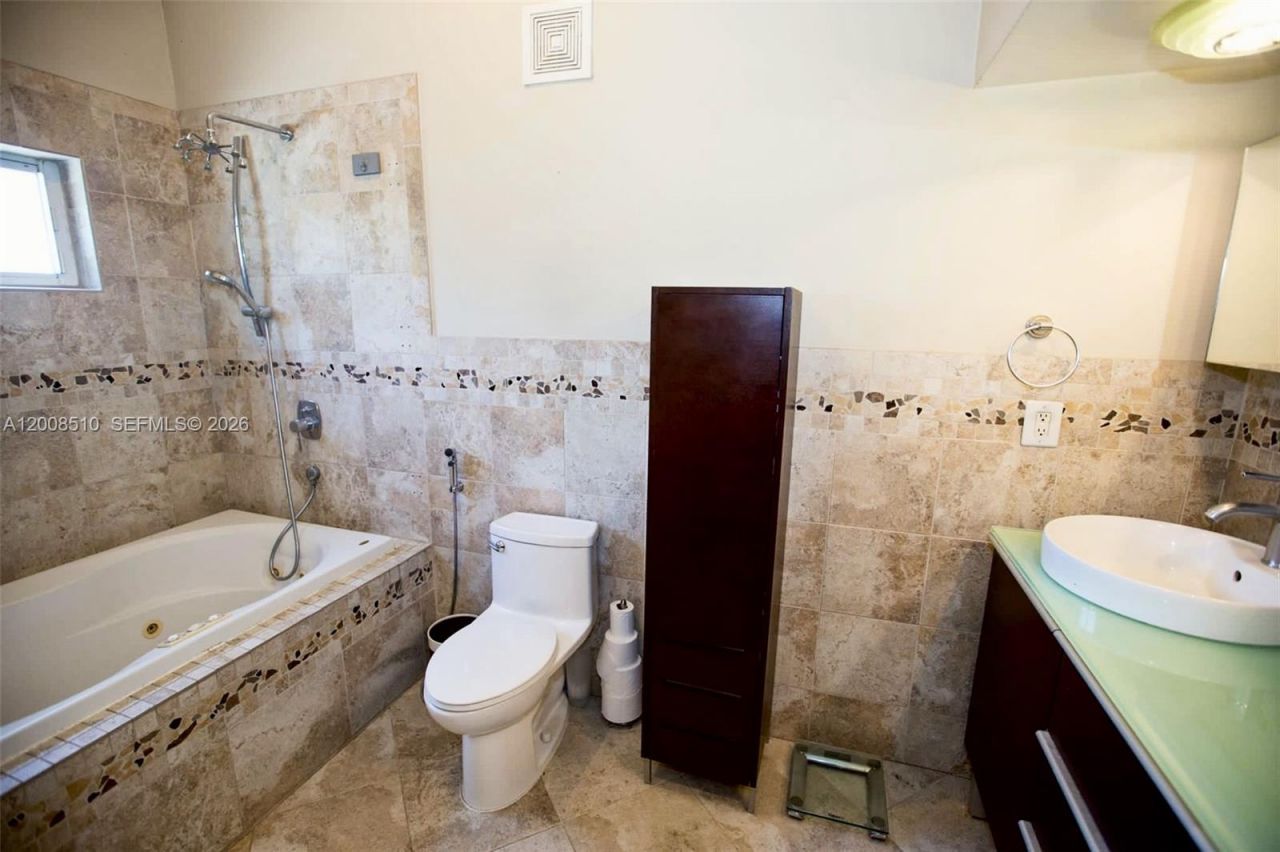 19960 Highland Lakes Blvd, Miami, FL 33179 Photo