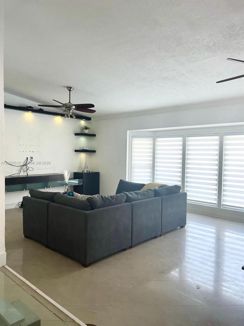19960 Highland Lakes Blvd, Miami, FL 33179 Photo