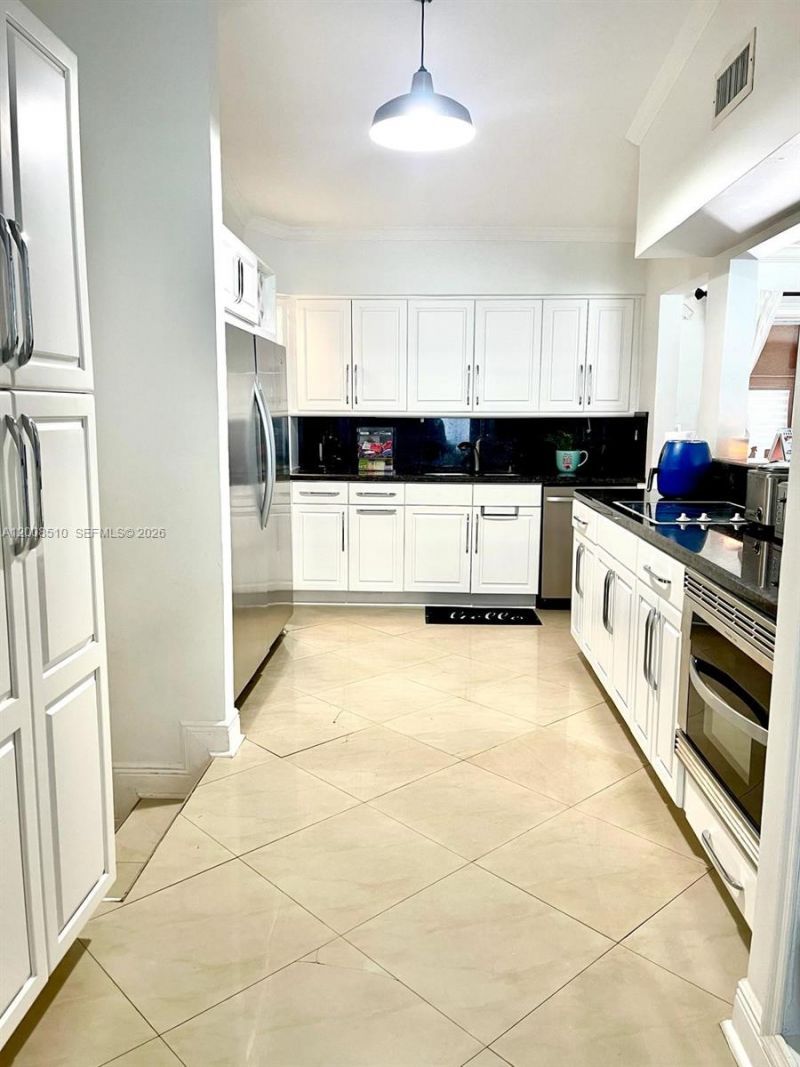 19960 Highland Lakes Blvd, Miami, FL 33179 Photo