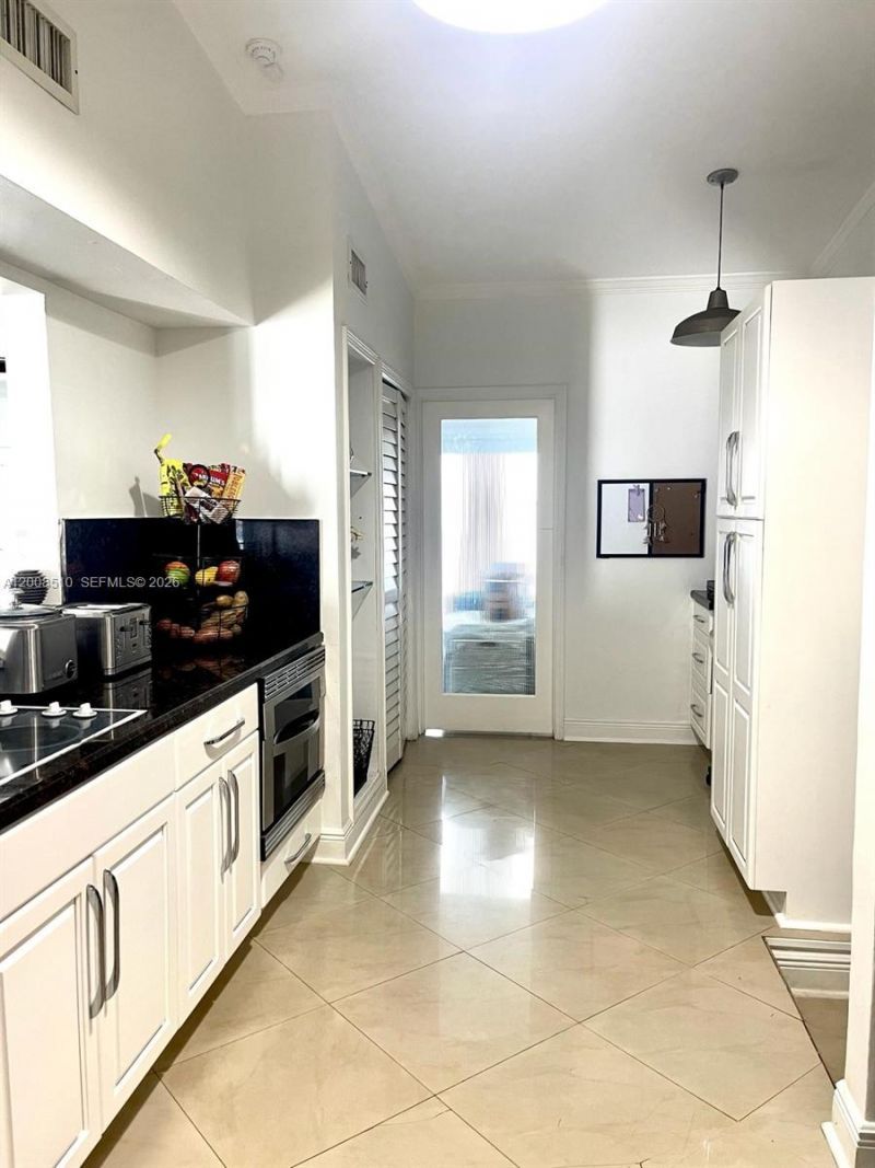19960 Highland Lakes Blvd, Miami, FL 33179 Photo