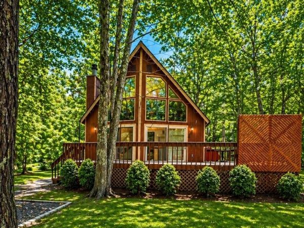 227 Lake Drive, Dingmans Ferry, PA 18328