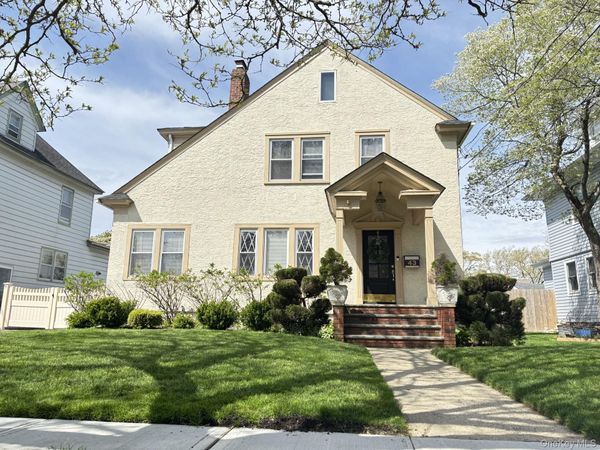 43 Rolling Street , Lynbrook, NY 11563