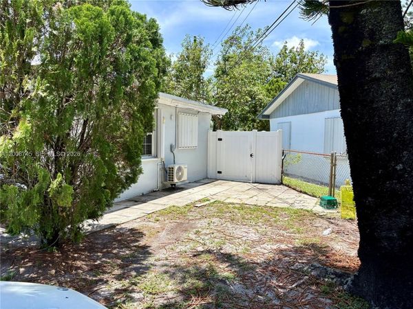 Unit Efficiency, Hollywood, FL 33023