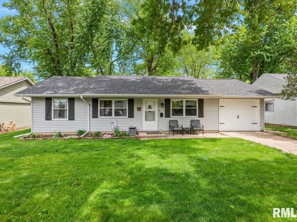 18 NOTTINGHAM Drive, Chatham, IL 62629