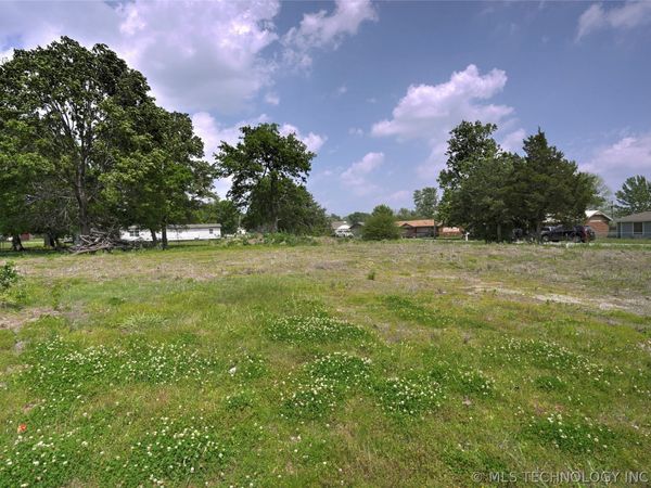 809 NE 5th Street , Wagoner, OK 74467