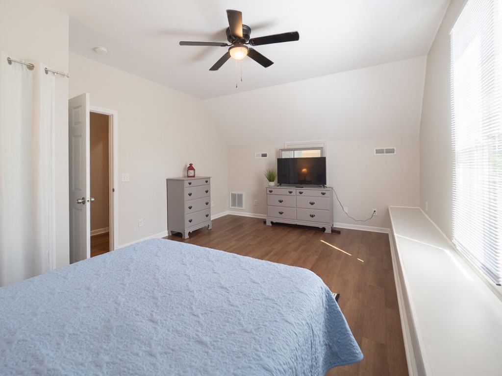 1296 Levi Street Photo 32