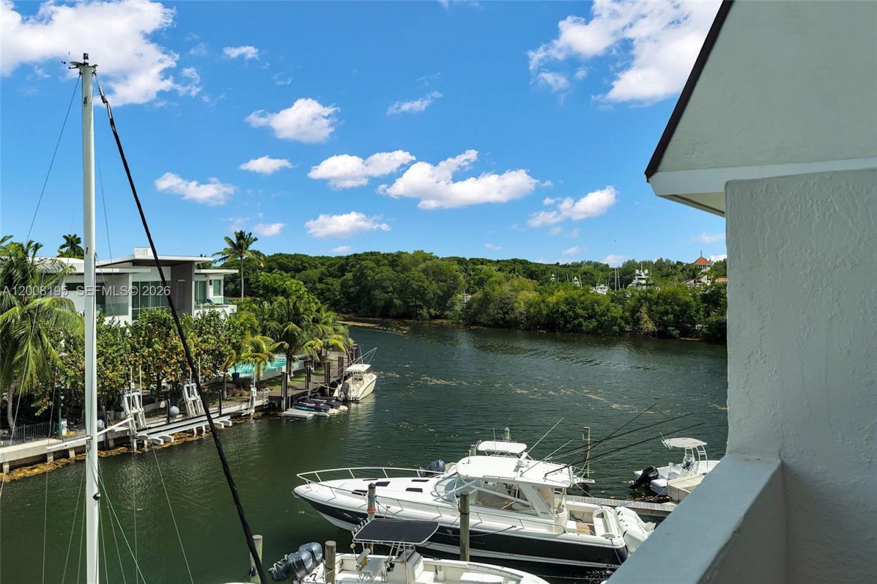 6901 Edgewater Dr , Unit 318, Coral Gables, FL 33133 Photo