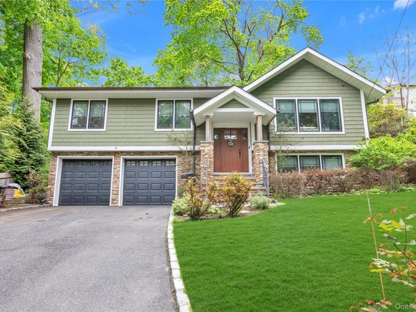 9 Winding Way, Sea Cliff, NY 11579