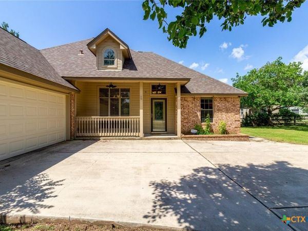 53 Tinaâ??s Trail , Martindale, TX 78655