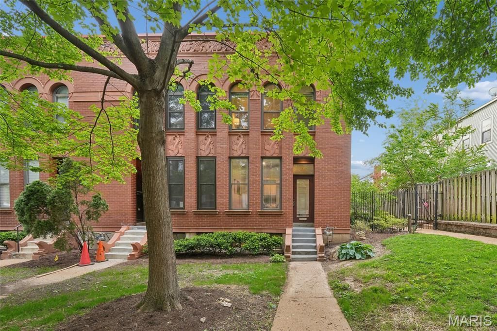 10 Manhattan Mews , Saint Louis, MO 63108 Main Photo