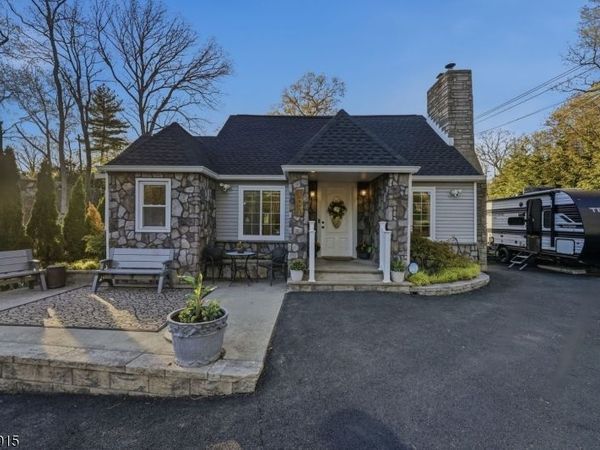 101 Pitney Rd, Hopatcong, NJ 07821